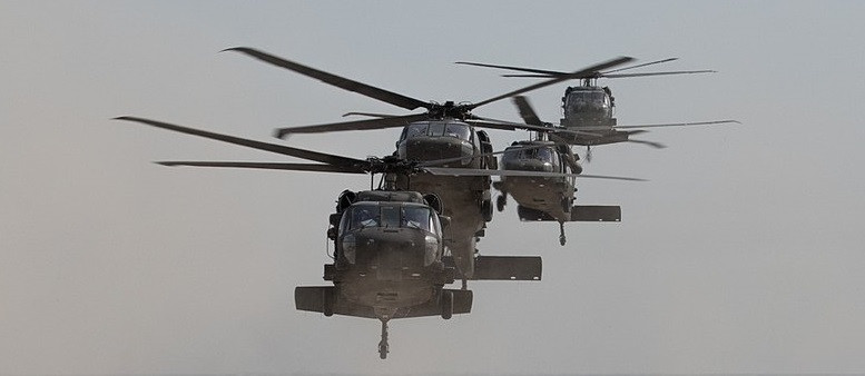 800px-Black_Hawk_Helicopters_Arrive_at_Kuwait_Naval_Base.jpg